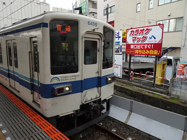 東武8000系大宮にて出発を待つ