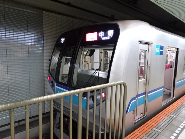 東京メトロ05系東葉勝田台にて出発を待つ