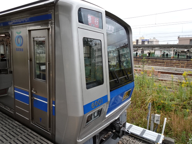 西武6000系拝島にて出発を待つ